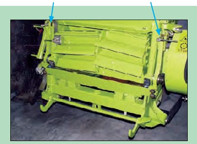 Fixed blade adjustment levers in self-propelled chopper