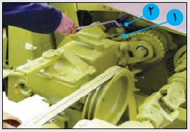 Figure 1- Replacing the fixed blade in the tractor's two-row chopper